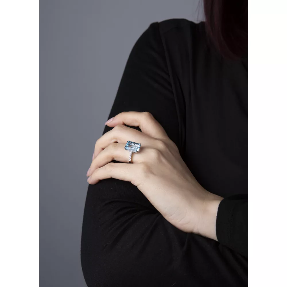 Whitegold Topaz Ring