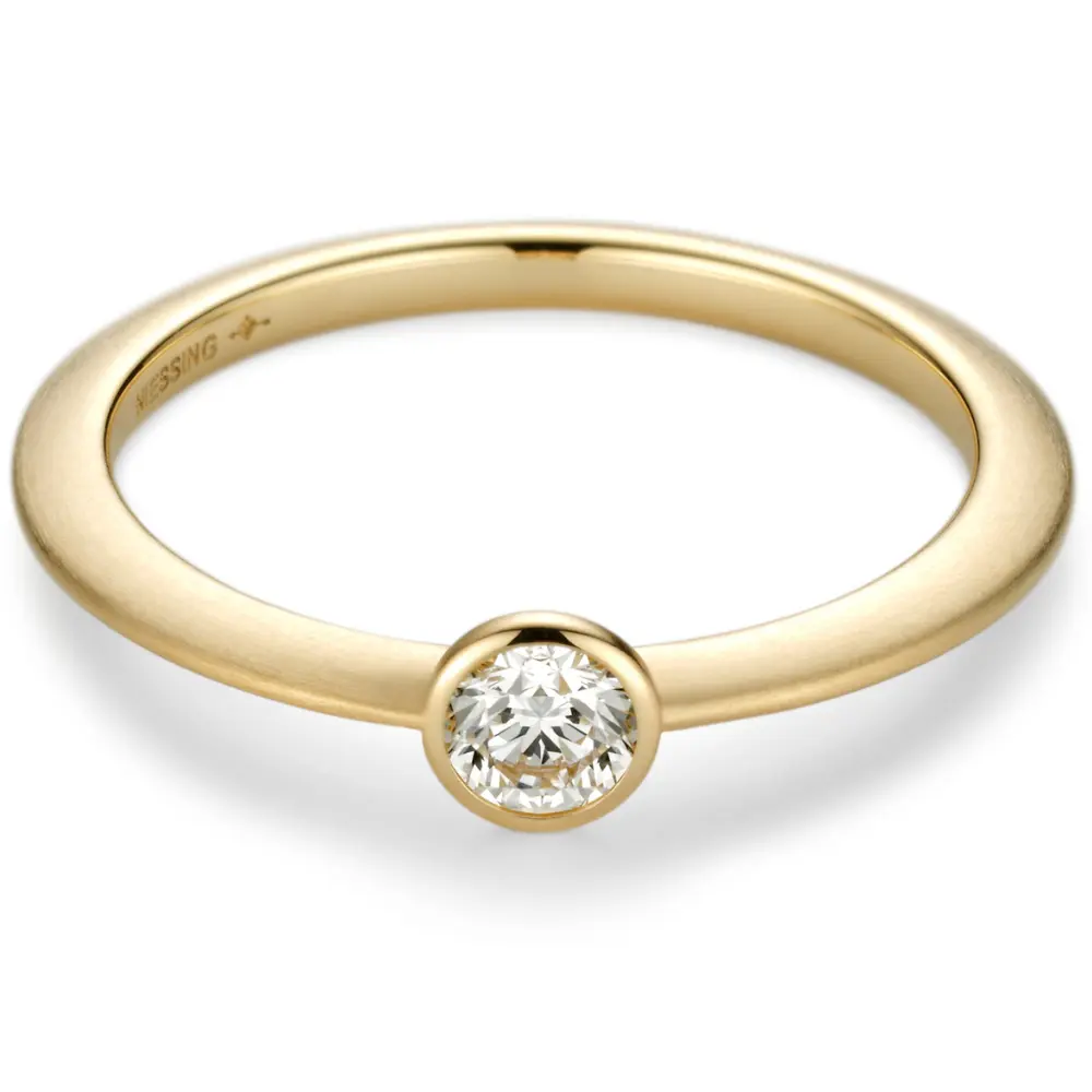 Modern eljegyzési gyűrű: klasszikus forma, kortárs részletek