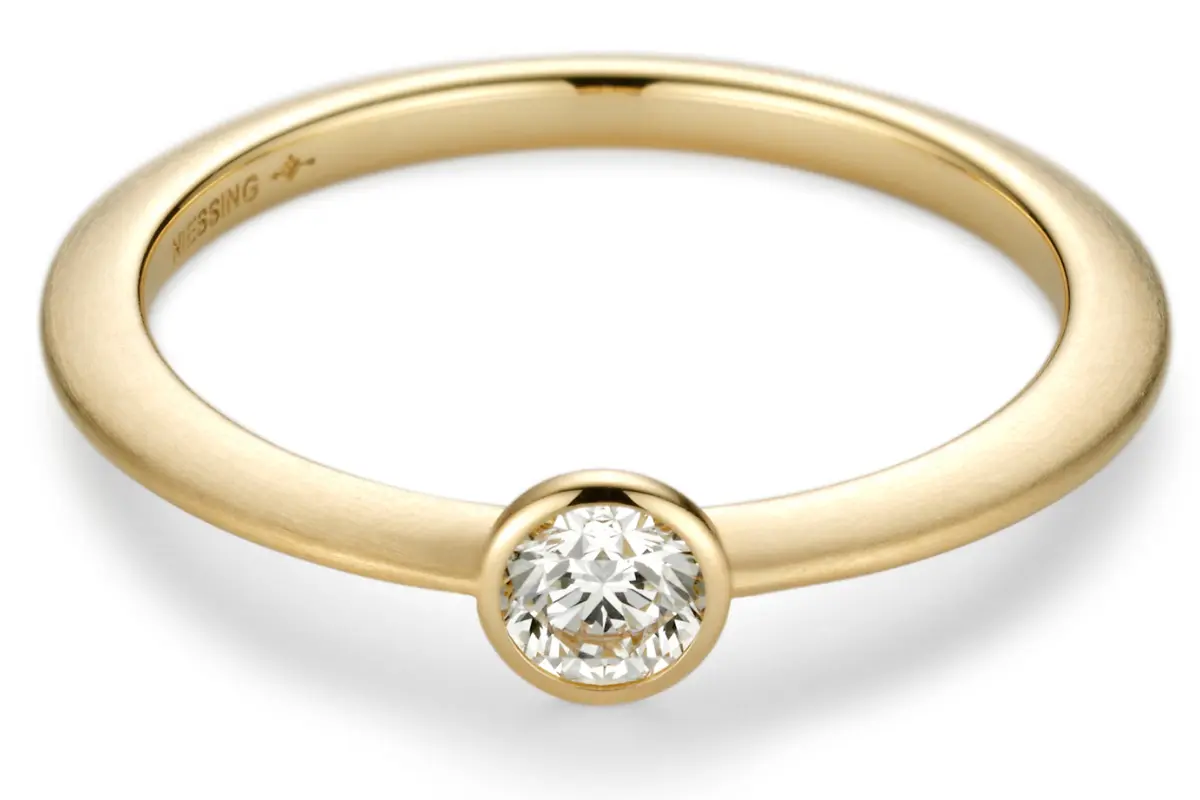 Modern eljegyzési gyűrű: klasszikus forma, kortárs részletek